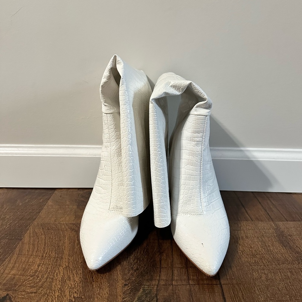 Elegant White Croc-Embossed Women's Boots